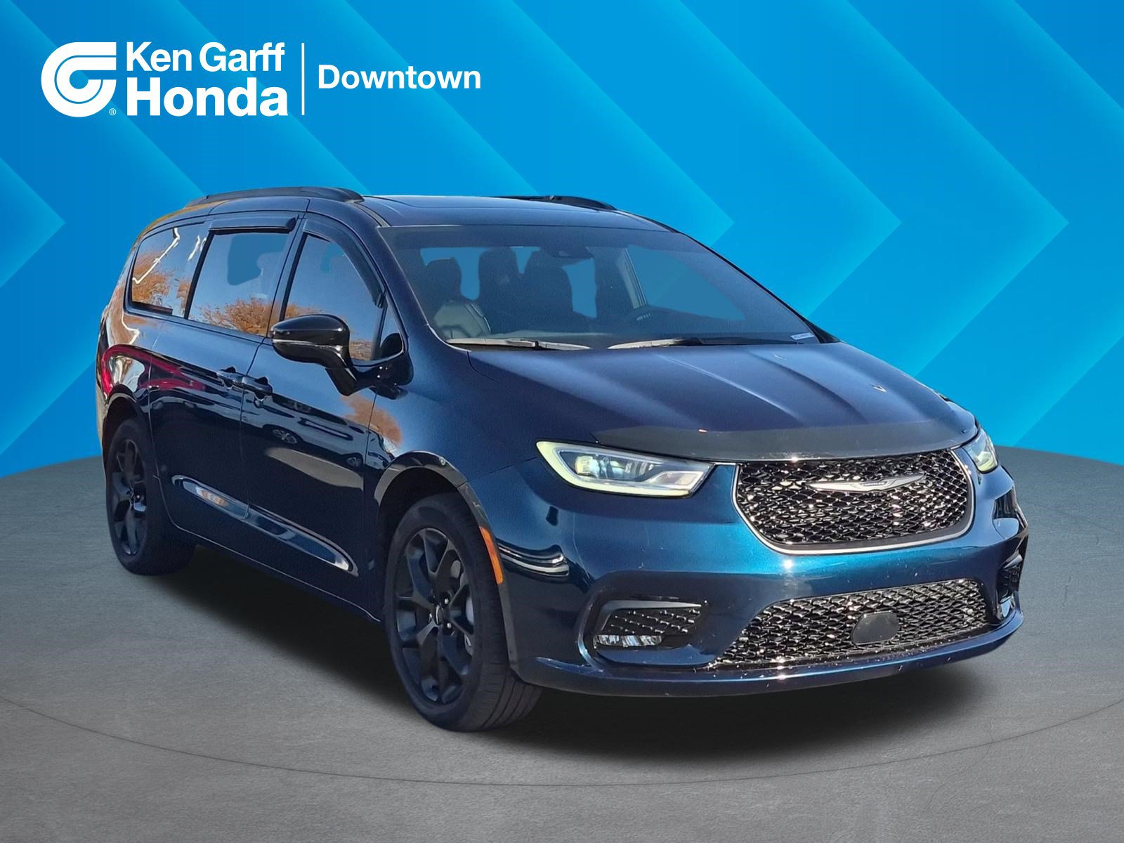 Used 2025 Chrysler Pacifica Limited AWD/4WD image 1