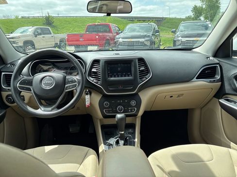 Used 2019 Jeep Cherokee Latitude w/ Popular Appearance Group FWD image 19