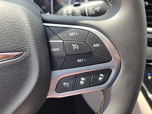Used 2024 Chrysler Pacifica Touring-L FWD image 24