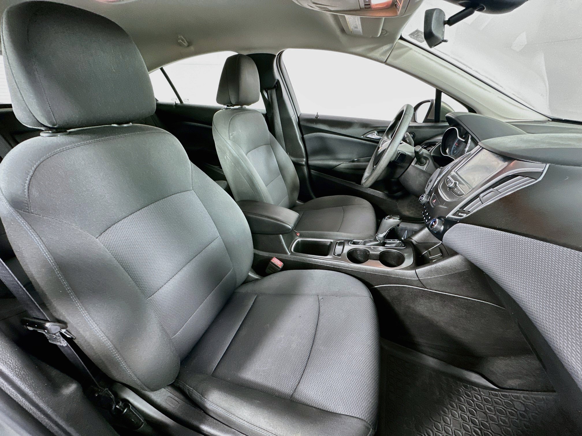Used 2018 Chevrolet Cruze LT w/ Convenience Package FWD image 26