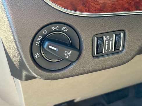 Used 2016 Chrysler Town & Country Touring-L image 38