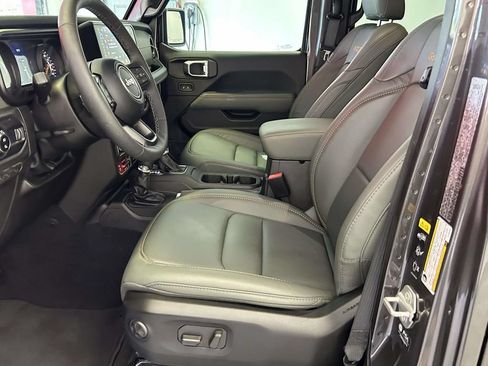 Used 2025 Jeep Gladiator Mojave AWD/4WD image 17