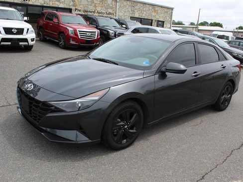 Used 2021 Hyundai Elantra SEL FWD image 3