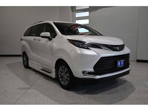 Used 2023 Toyota Sienna XLE w/ XLE Plus Package AWD/4WD image 3