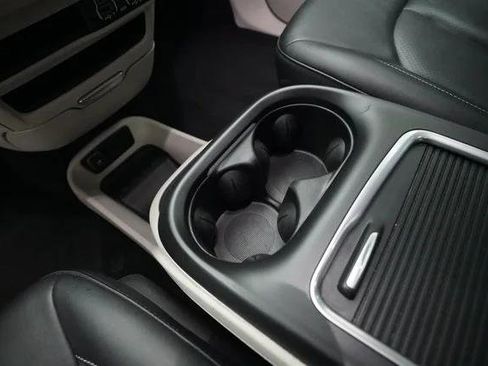 Certified 2024 Chrysler Pacifica Touring-L image 16