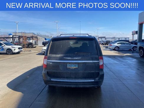 Used 2015 Chrysler Town & Country Touring-L w/ Driver Convenience Group FWD image 5
