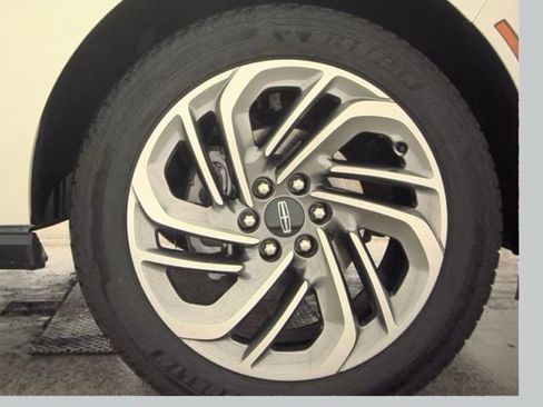 Used 2025 Lincoln Navigator Reserve image 23