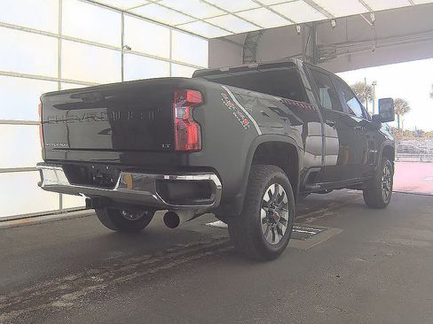 Used 2024 Chevrolet Silverado 2500 LT AWD/4WD image 3