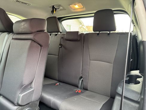 Used 2024 Toyota Highlander LE AWD/4WD image 16