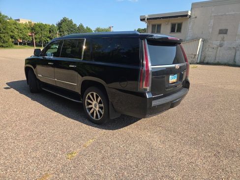 Used 2019 Cadillac Escalade ESV Luxury AWD/4WD image 16