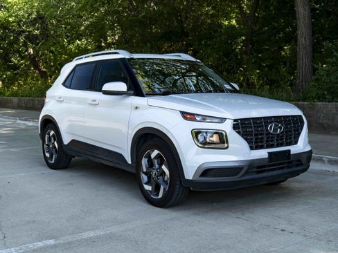 Used 2021 Hyundai Venue SEL FWD image 2