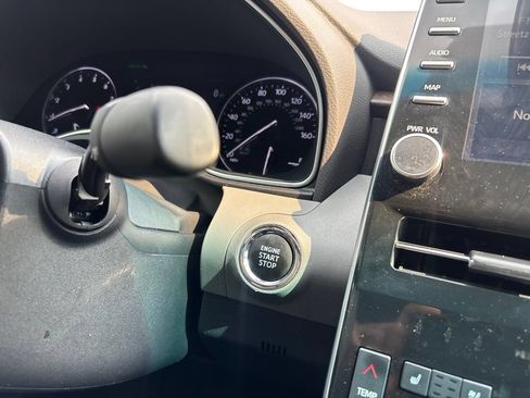 Used 2019 Toyota Avalon Limited FWD image 39
