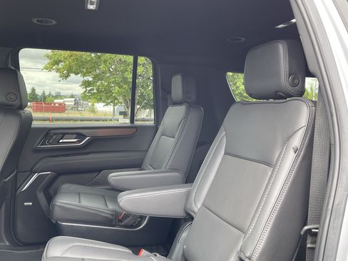 Used 2025 GMC Yukon XL Denali AWD/4WD image 15