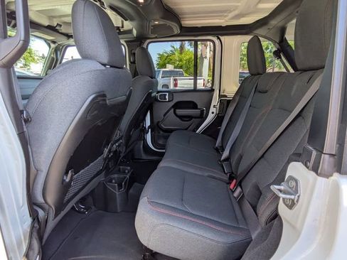 Used 2025 Jeep Wrangler Unlimited Rubicon AWD/4WD image 15