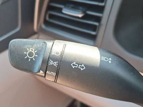 Used 2020 Hyundai Elantra SEL FWD image 26
