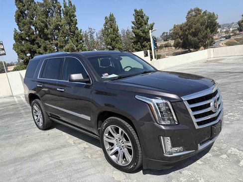 Used 2015 Cadillac Escalade Premium image 40