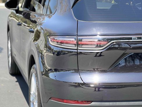 Used 2019 Porsche Cayenne w/ Premium Package AWD/4WD image 71