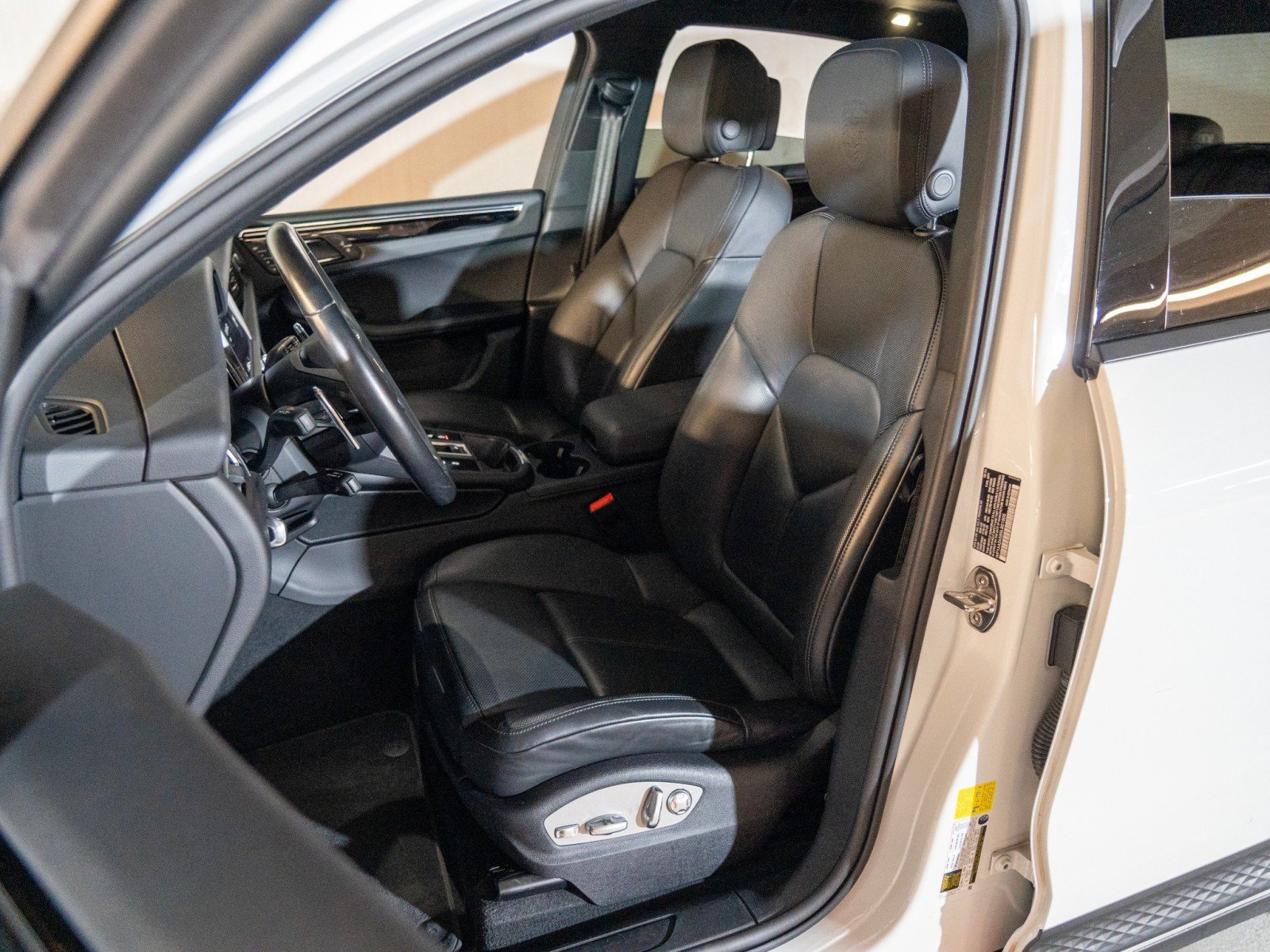Certified 2025 Porsche Macan AWD/4WD image 5