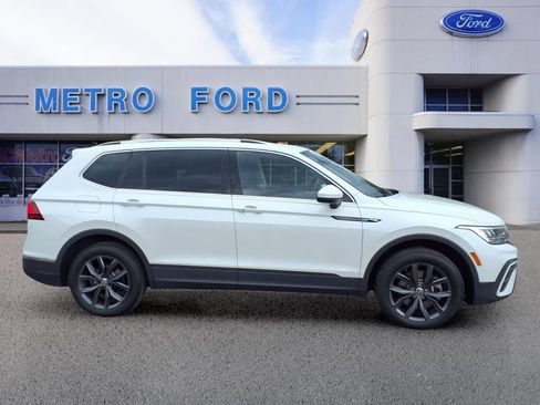 Used 2023 Volkswagen Tiguan SE w/ Panoramic Sunroof Package AWD/4WD image 2