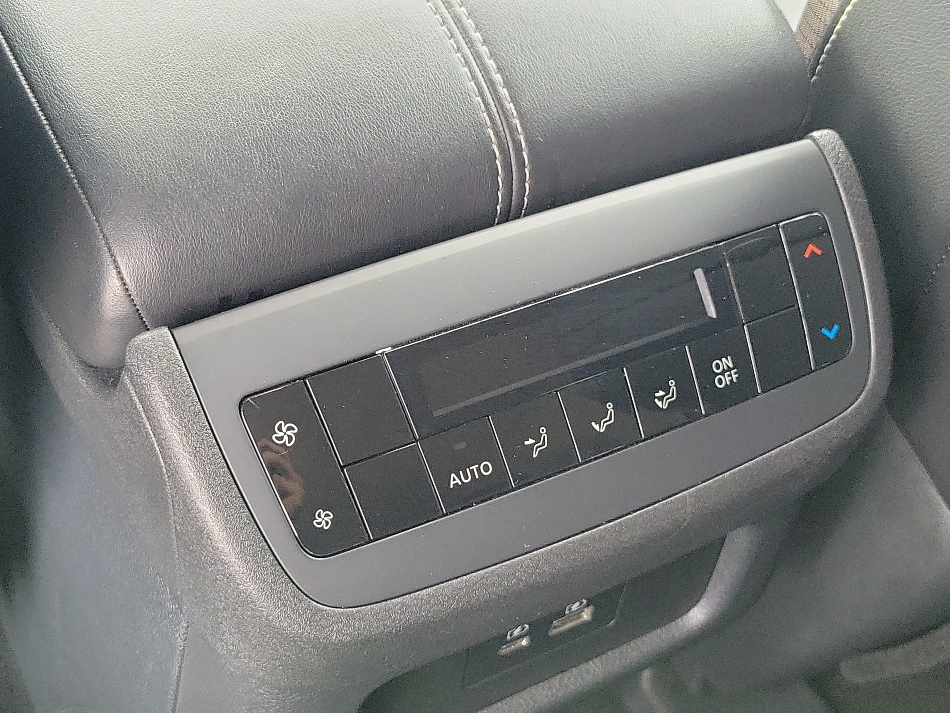 Used 2024 Nissan Pathfinder SL w/ Black Appearance Package FWD image 17