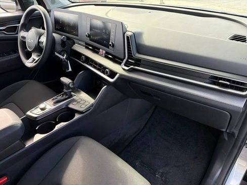 Used 2025 Kia Sportage LX FWD image 9