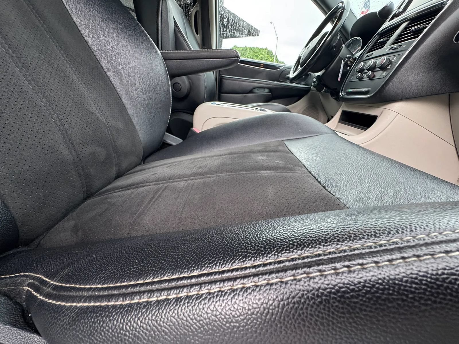 Used 2019 Dodge Grand Caravan SXT FWD image 15