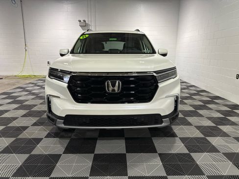 Used 2025 Honda Pilot Touring image 9