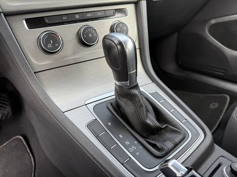 Used 2016 Volkswagen Golf S image 21