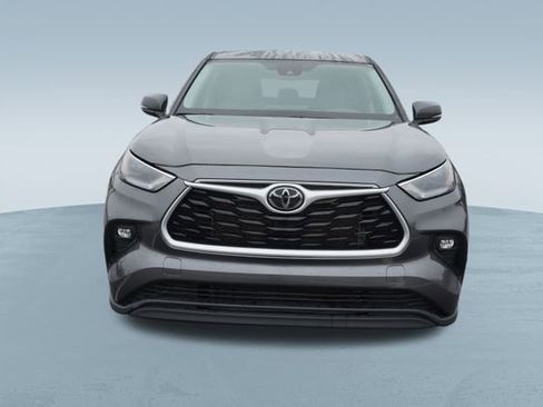 Used 2024 Toyota Highlander LE image 2
