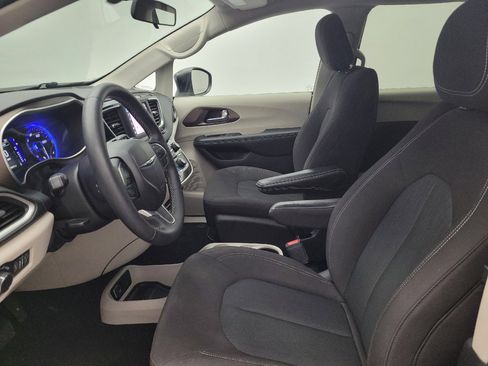 Used 2022 Chrysler Voyager LX FWD image 17