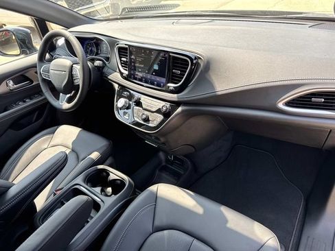 New 2027 Chrysler Pacifica Select FWD image 13