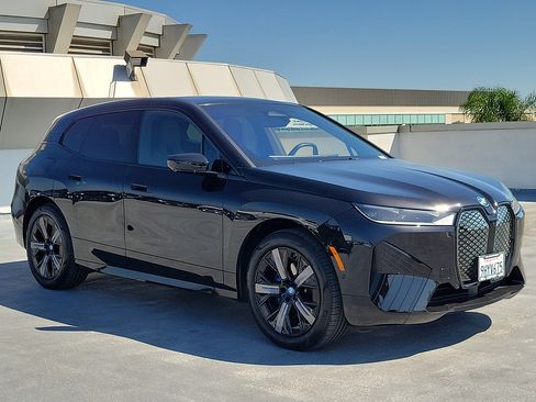 Used 2024 BMW iX xDrive50 w/ Sport Package AWD/4WD image 4