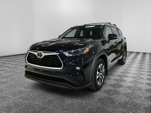 Used 2022 Toyota Highlander XLE image 1
