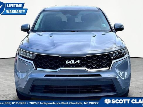 Used 2023 Kia Sorento LX FWD image 2