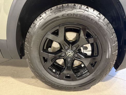 Used 2025 Volkswagen Atlas Peak Edition SE AWD/4WD image 52