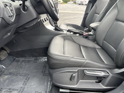 Used 2017 Volkswagen Golf SE image 22