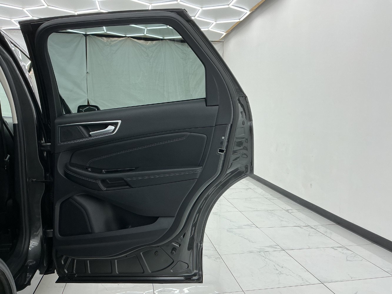 Used 2020 Ford Edge Titanium FWD image 25