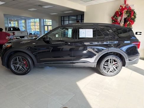 Used 2025 Ford Explorer ST-Line w/ ST-Line Street Pack image 4