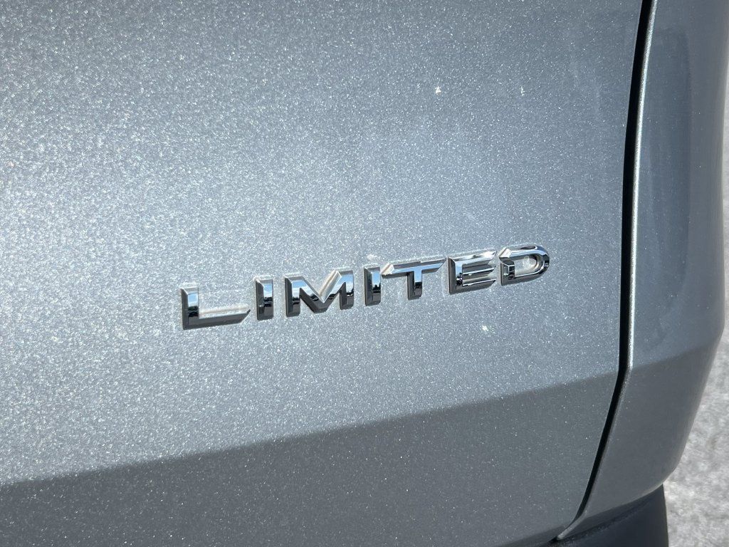Used 2024 Toyota Grand Highlander AWD image 17