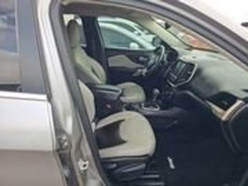 Used 2017 Jeep Cherokee Latitude w/ Comfort/Convenience Group image 16