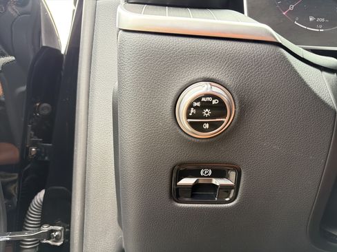 Used 2024 Mercedes-Benz GLC 300 4MATIC image 17