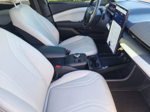 Used 2022 Ford Mustang Mach-E Premium image 11