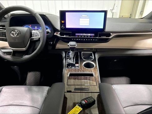 Used 2025 Toyota Sienna Limited AWD/4WD image 15