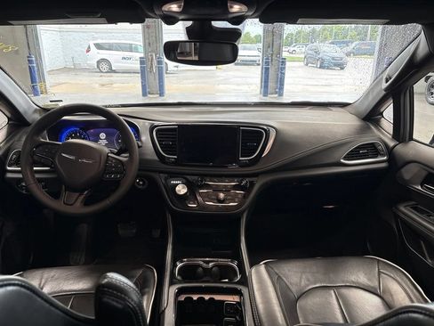 Used 2025 Chrysler Pacifica Limited FWD image 17