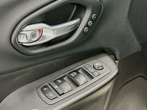 Used 2019 Jeep Cherokee Trailhawk AWD/4WD image 15