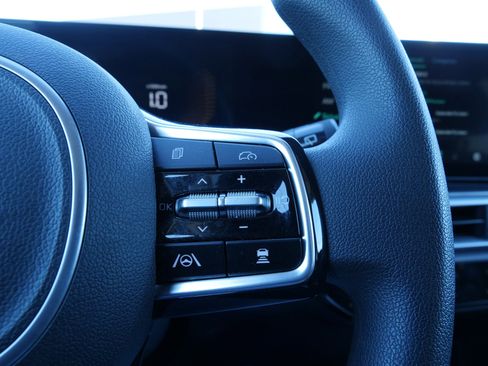 Certified 2025 Kia Sorento LX image 23