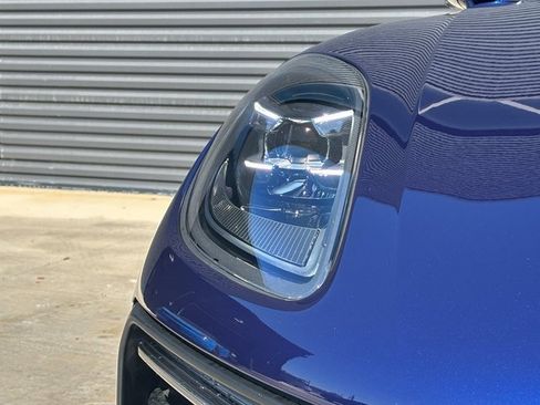 Certified 2025 Porsche Macan image 12