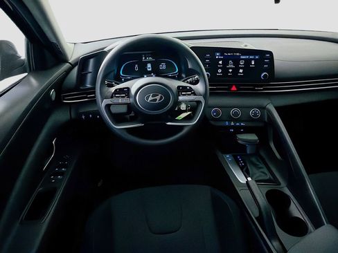 Used 2025 Hyundai Elantra SE image 23