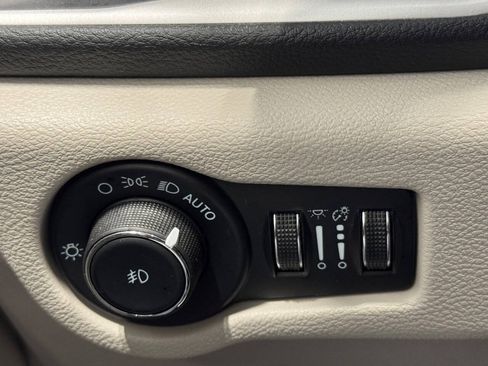 Used 2023 Chrysler Pacifica Touring-L FWD image 25