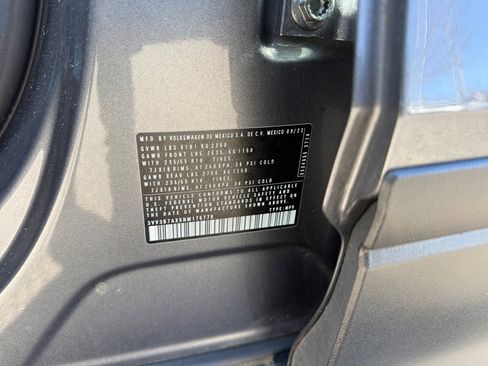 Used 2022 Volkswagen Tiguan SE w/ Panoramic Sunroof Package image 39